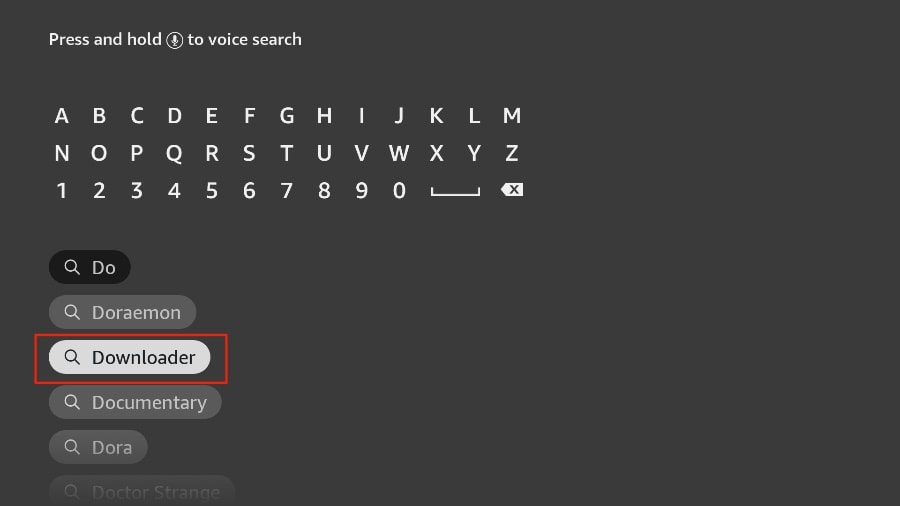 Fire TV-Suchbildschirm mit hervorgehobener 'Downloader'-App zur Installation.