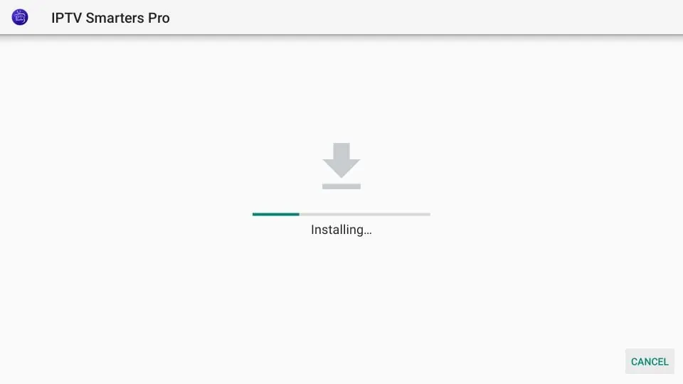 Firestick-Bildschirm zeigt den Fortschritt der IPTV Smarters Pro-Installation.